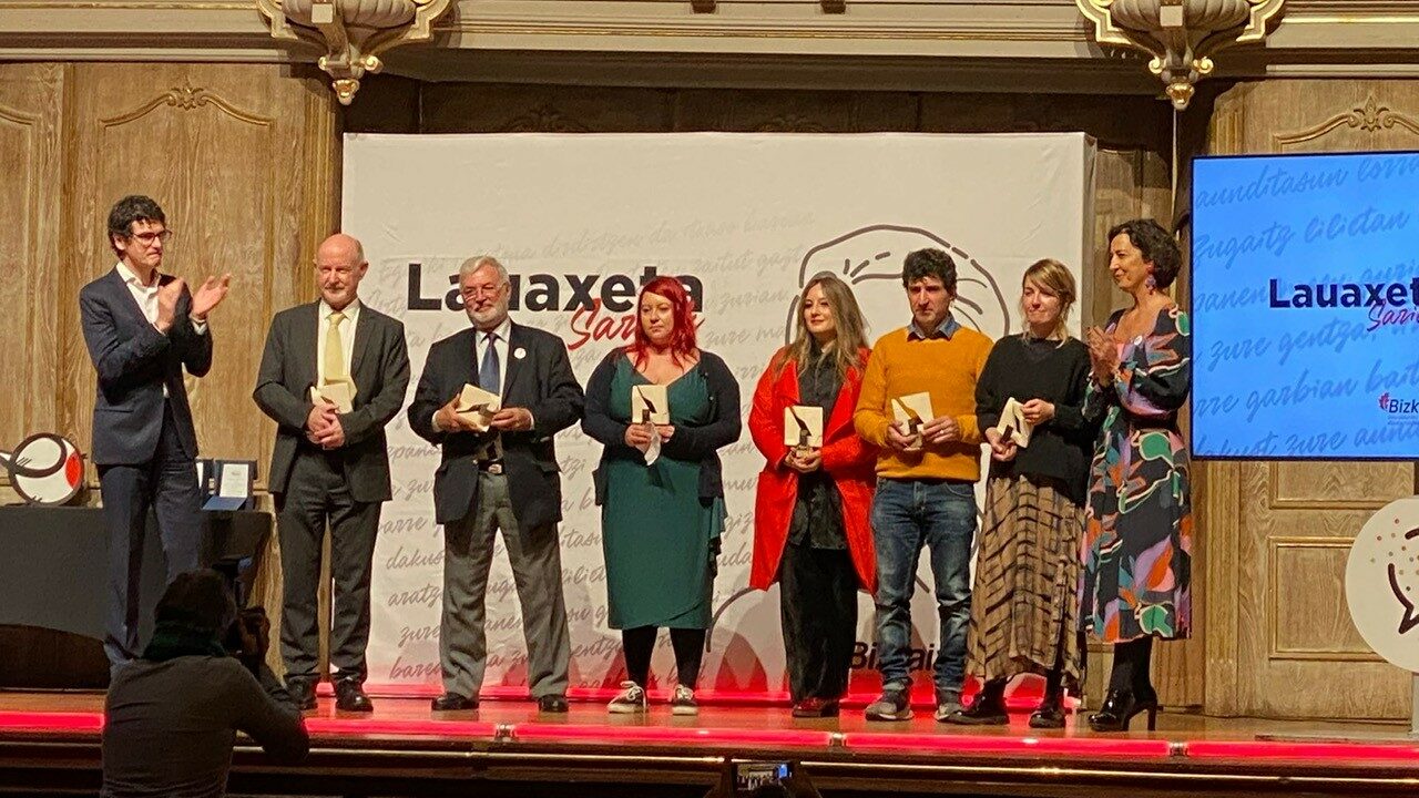 Euskararen ezagutza nazinoartean hedatzearen aldeko Ohorezko Lauaxeta Saria aurten
