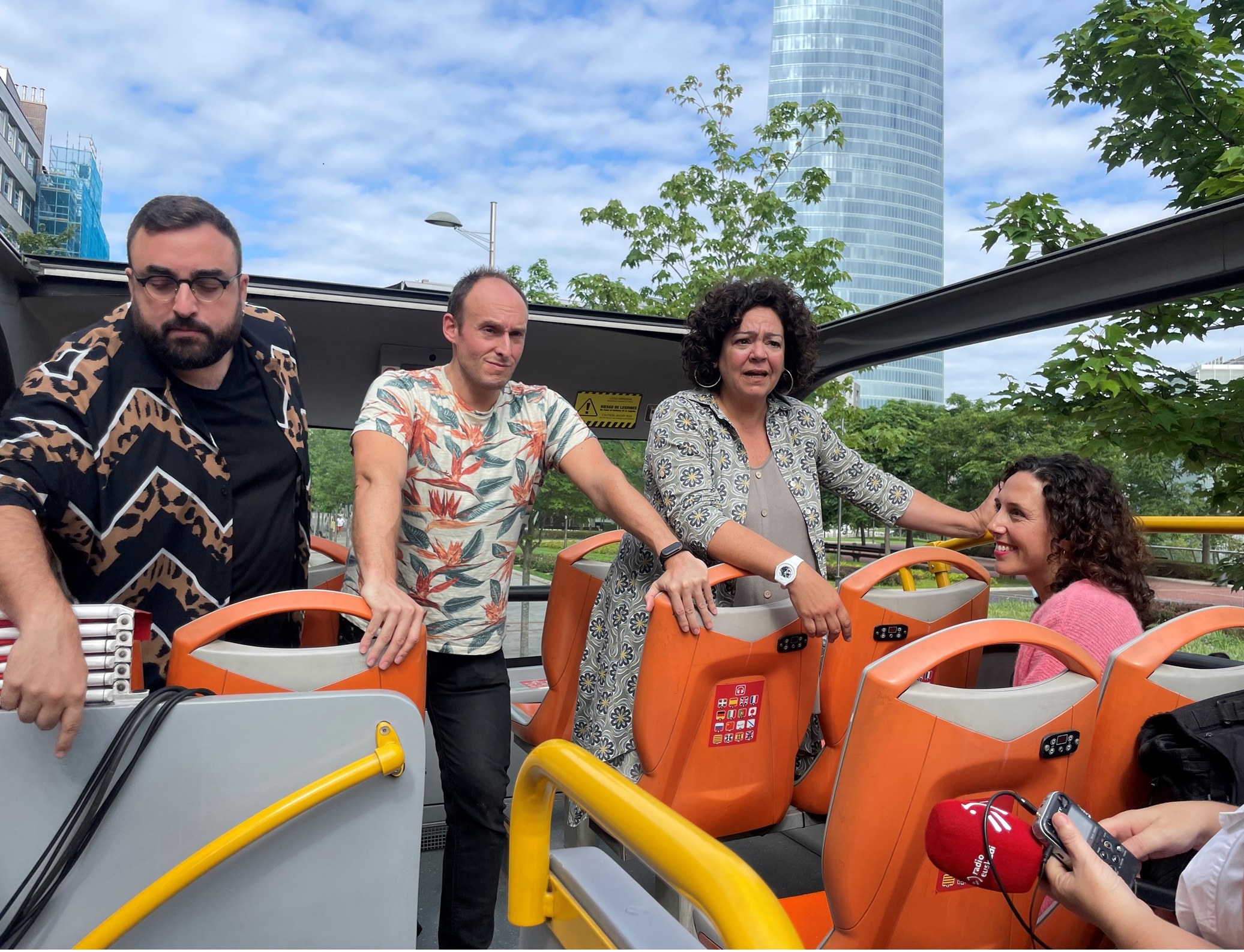 Antzezlan bat, Bilbao City View autobusean