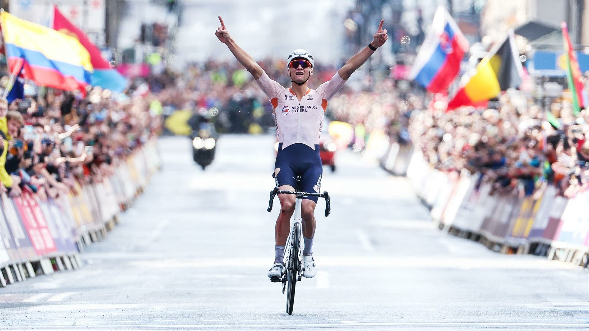 Mathieu van der Poel ostadarrez jantzi da Glasgowko Munduko Txapelketean