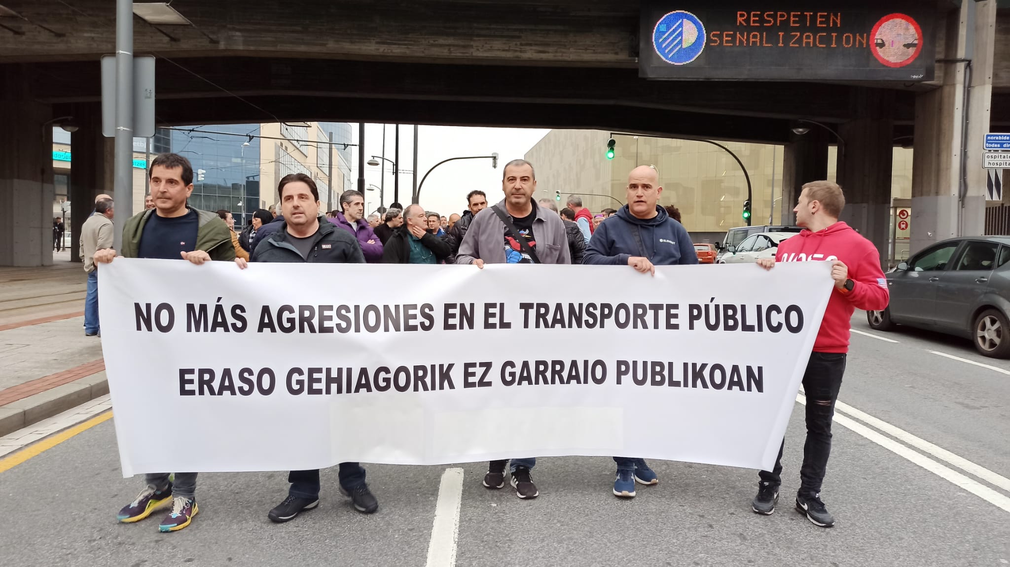 Bizkaibus eta EuskoTren zerbitzuetan 24 orduko lanuztea gaur