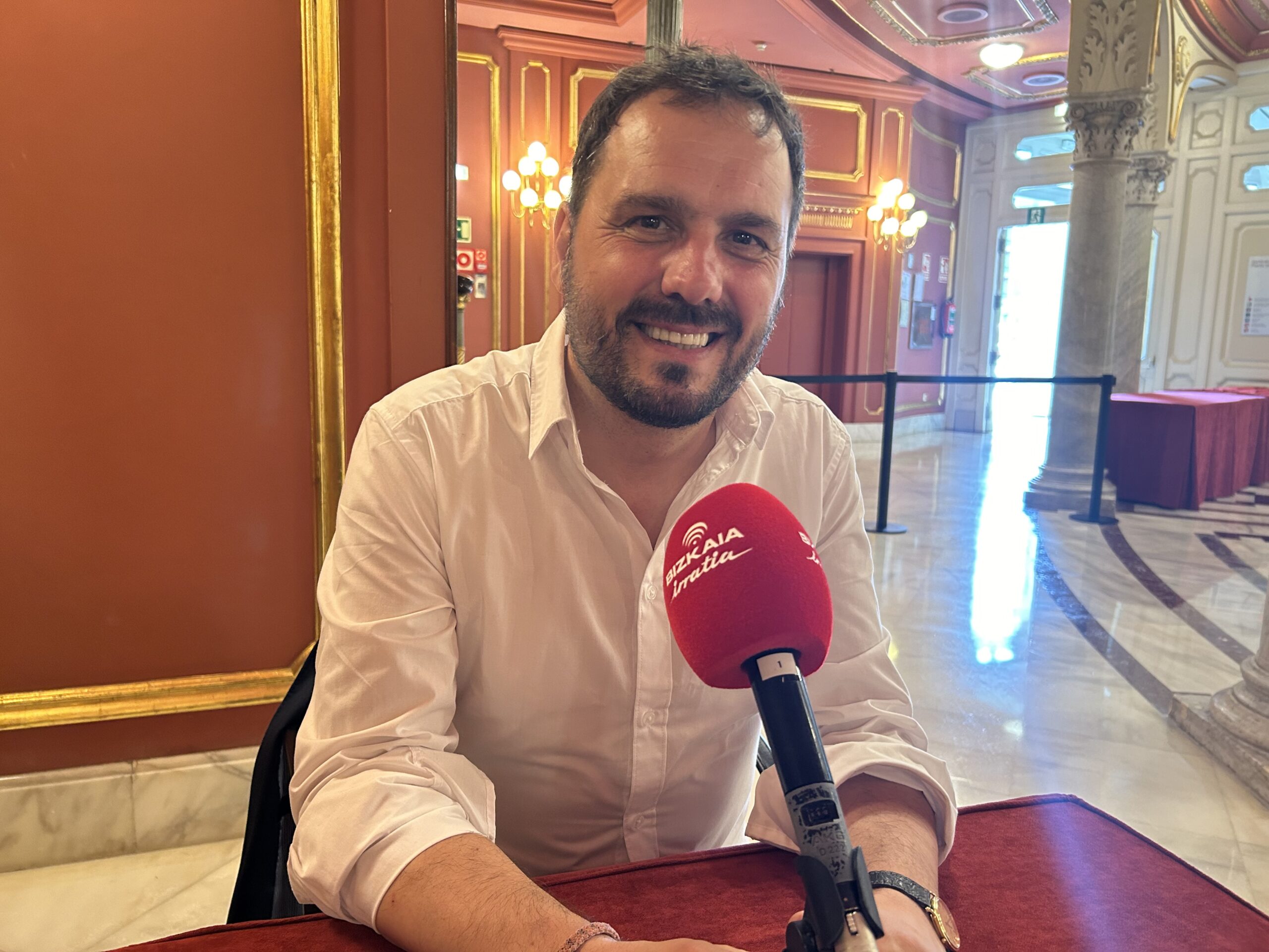 Kirmen Uribe idazlearen ‘Bilbao-NY-Bilbao’ irakurri da etenik barik Arriaga Antzokian