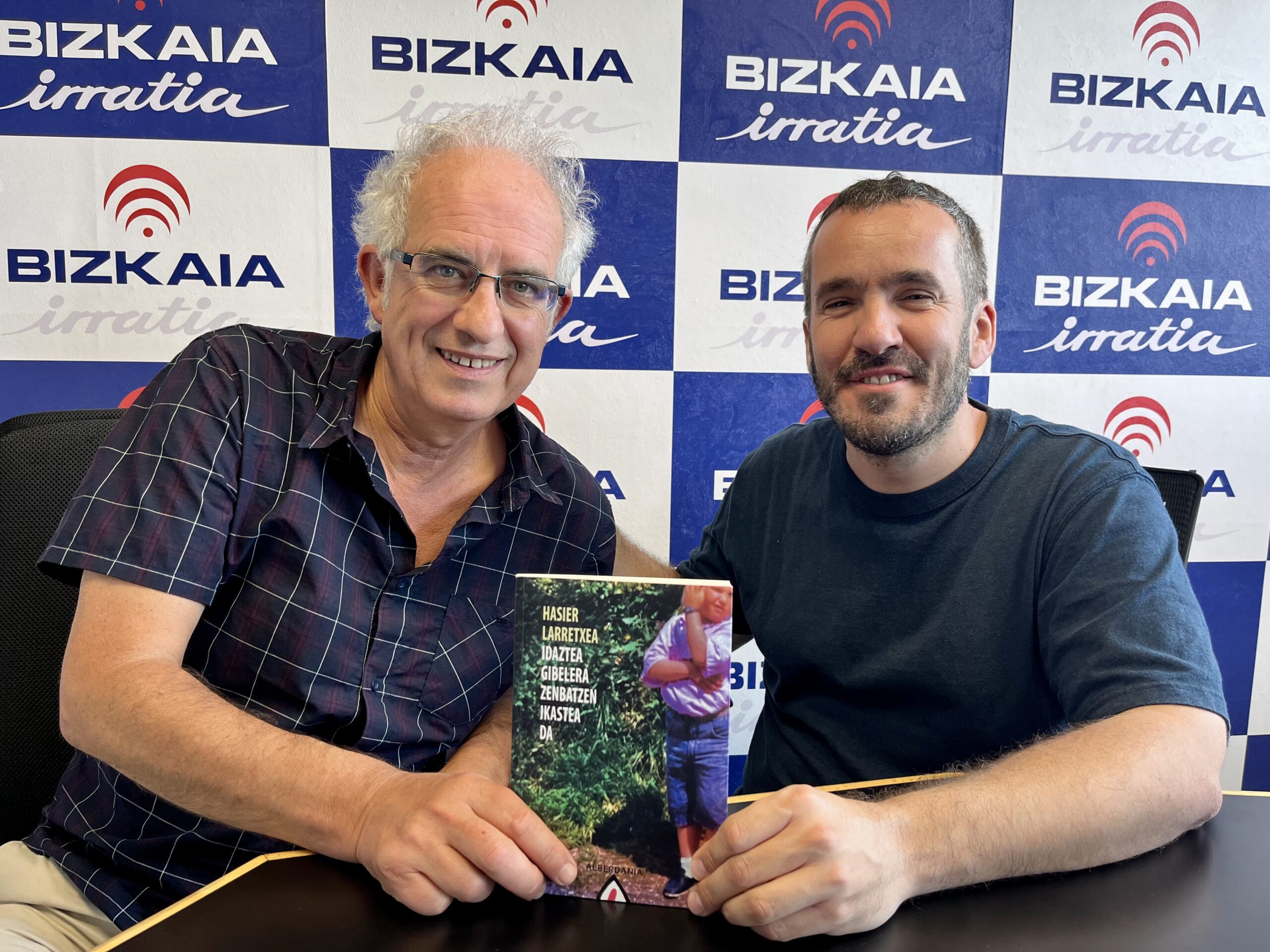 ‘Idaztea gibelera zenbatzen ikastea da’