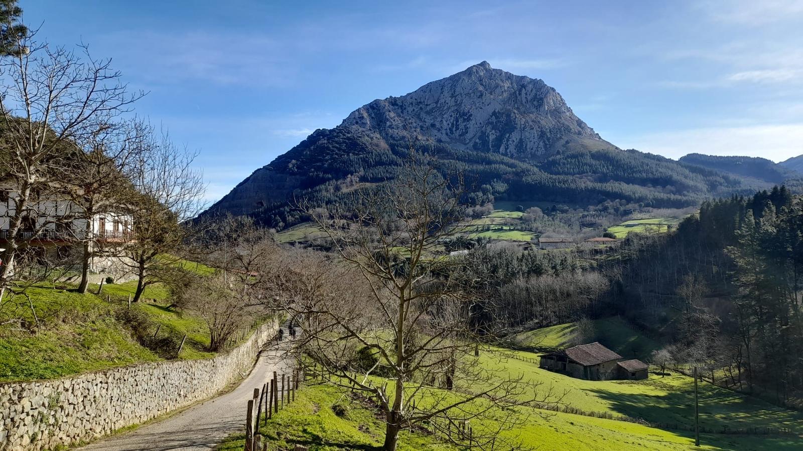 Goiz argia, arratsalde lainotsua eta tenperaturea gora
